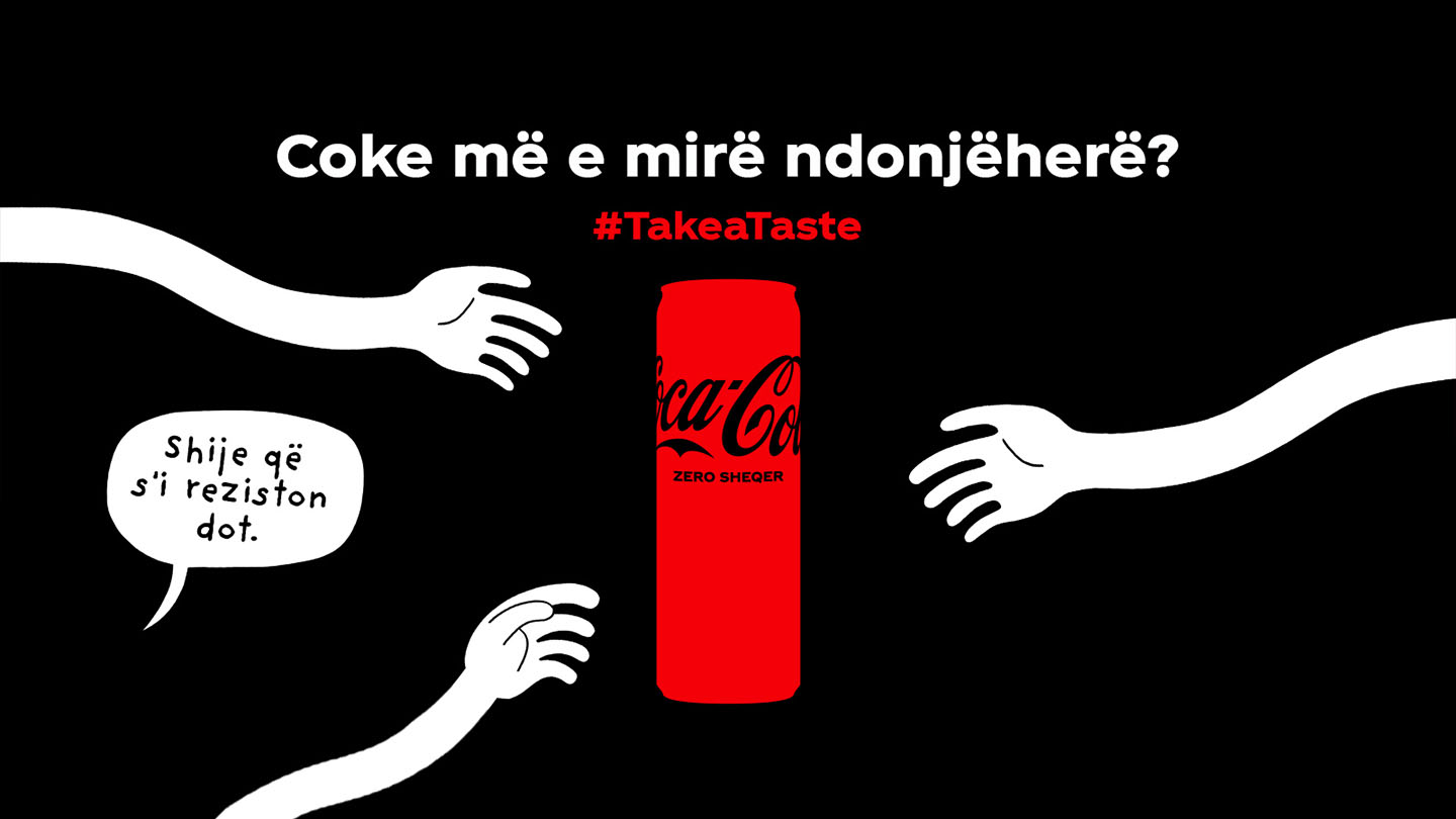 Kanaçe e kuqe Coca-Cola Zero Sheqer, rrethuar nga duar të bardha vizatimore në sfond të zi. Teksti: "Shije që s'i reziston dot."