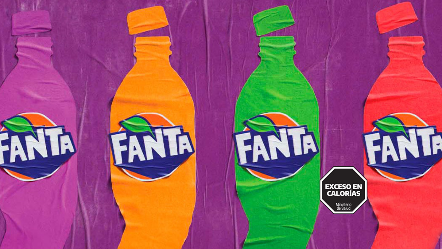 Siluetas de botellas de Fanta de colores sobre fondo de color violeta