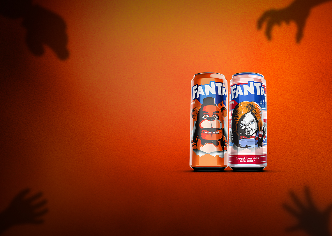 Set von Fanta-Dosen mit Abbildungen der Charaktere Chucky, M3gan, Freddy Fazbear, Mike Myers und The Grabber darauf.