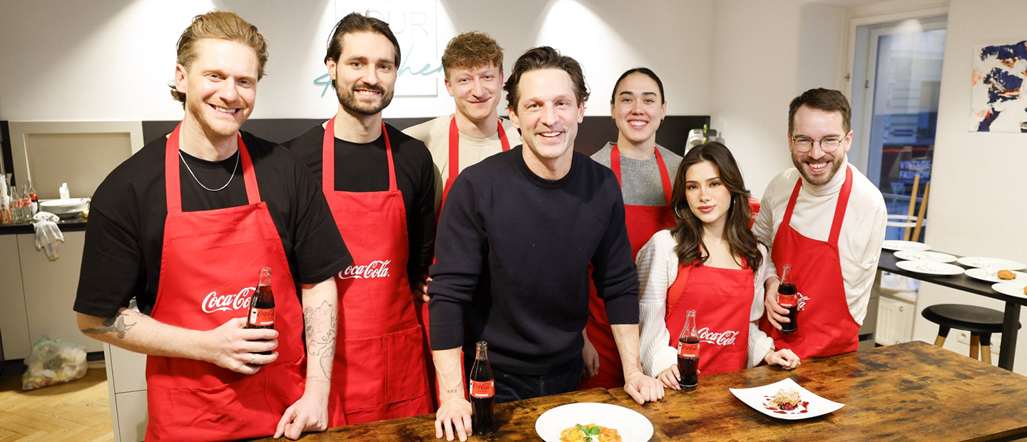 Promis und Influencer kochen gemeinsam mit Alexander Kumptner österreichische Klassiker und präsentieren ihre Gerichte.