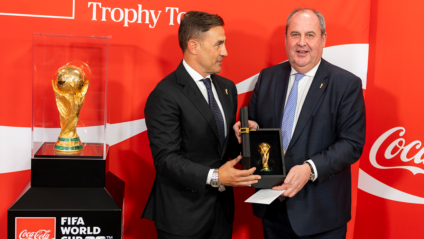 Fabio Cannavaro und Josef Pröll mit dem FIFA WM-Pokal bei der Trophy Tour in Wien.