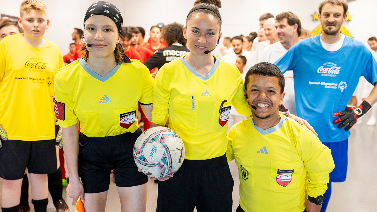 Das Schiedsrichter-Team geleitet von Sara Telek beim Wiener Inklusionsderby 2025