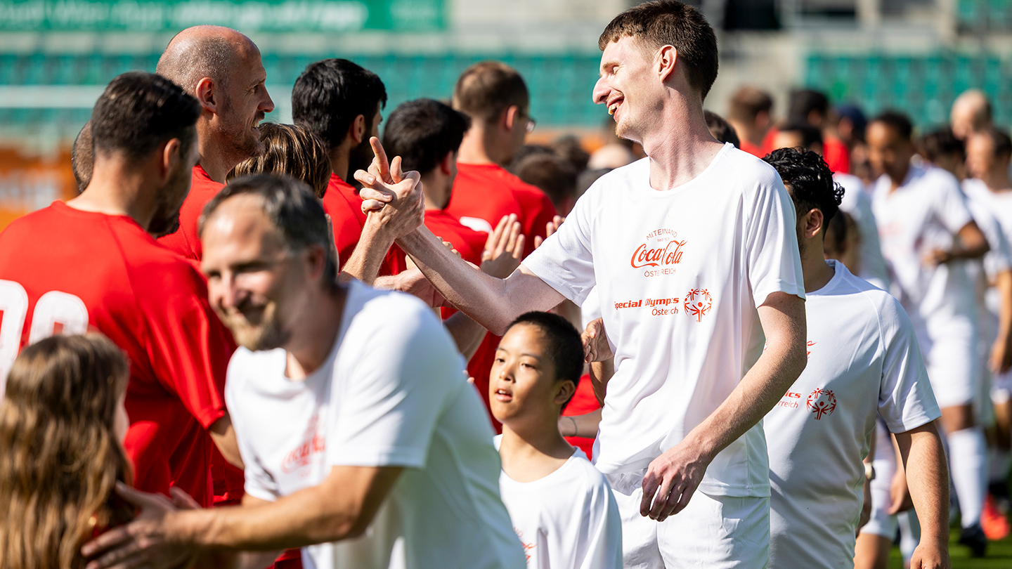 Fairplay beim Wiener Inklusionsderby 2025: Spieler der Teams beim Handshake auf dem Rasen.