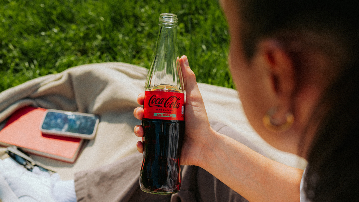 Detailansicht: Manuela Zinsberger mit Coca-Cola Zero und Freizeit-Essentials beim Picknick.
