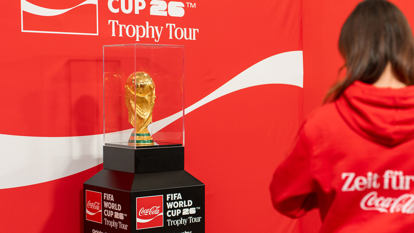 Original FIFA World Cup Trophäe in der Vitrine bei der Coca-Cola Trophy Tour in Wien.