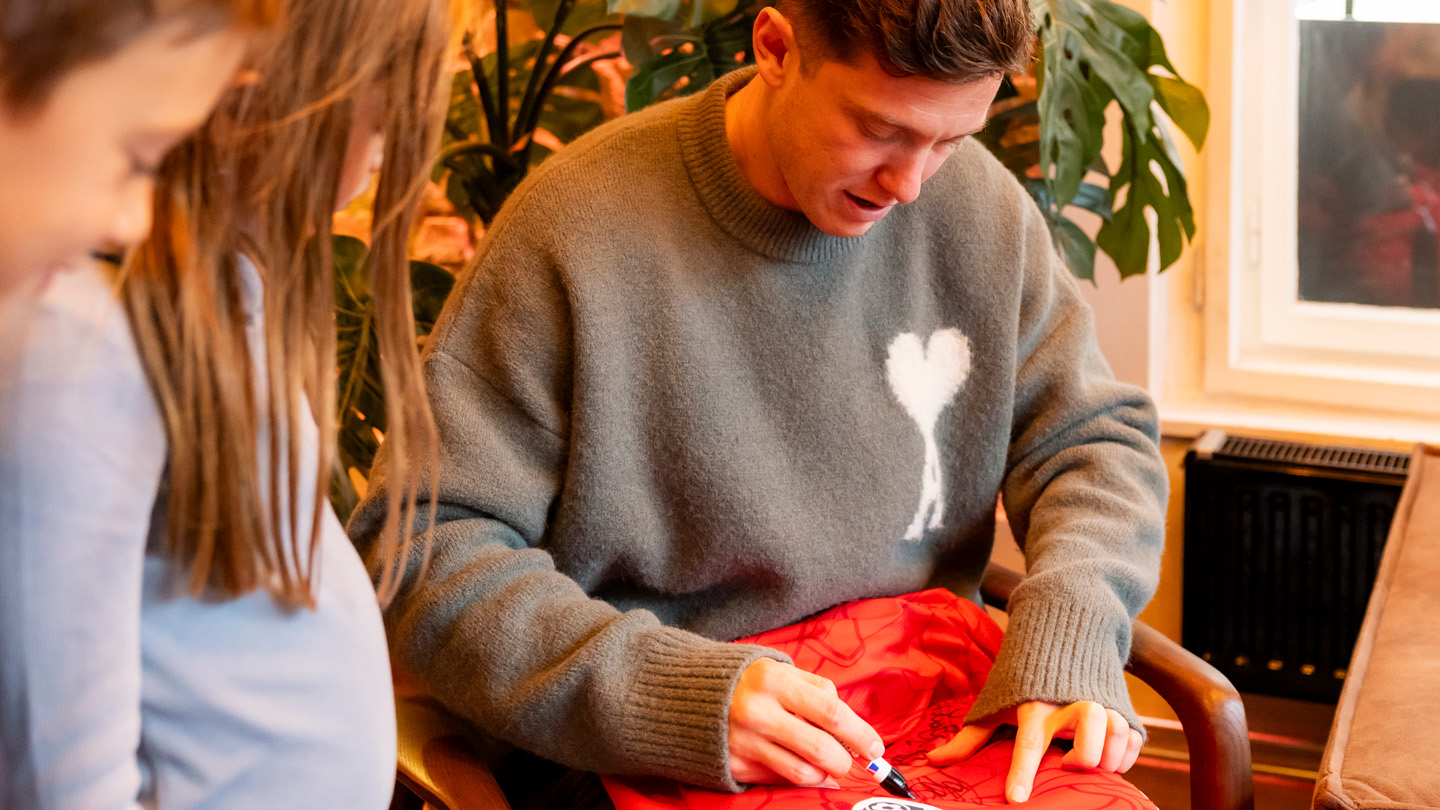 Michael Gregoritsch signiert ein Teamtrikot 