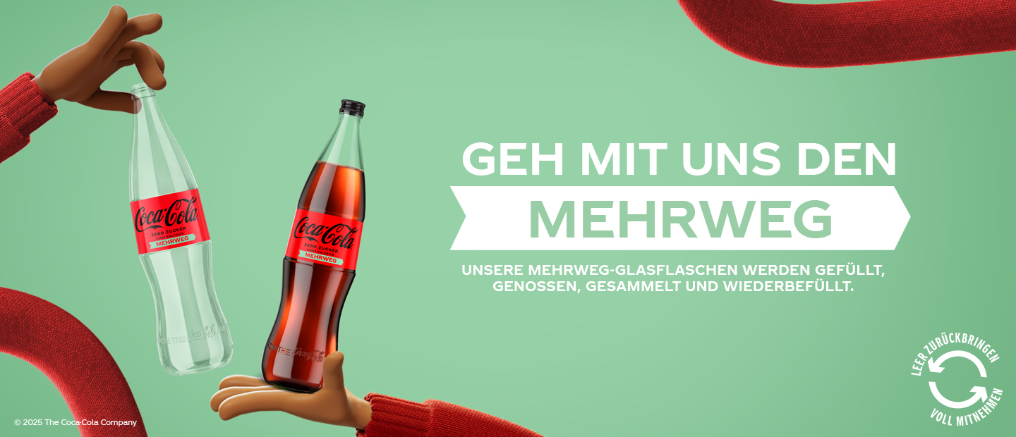 Eine leere und eine volle Coca-Cola Mehrwegflasche aus Glas