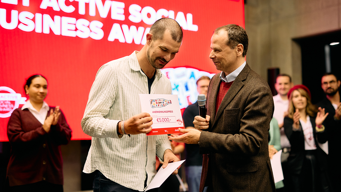 HelgaHilft bei der Überreichung des 2. Platzes 