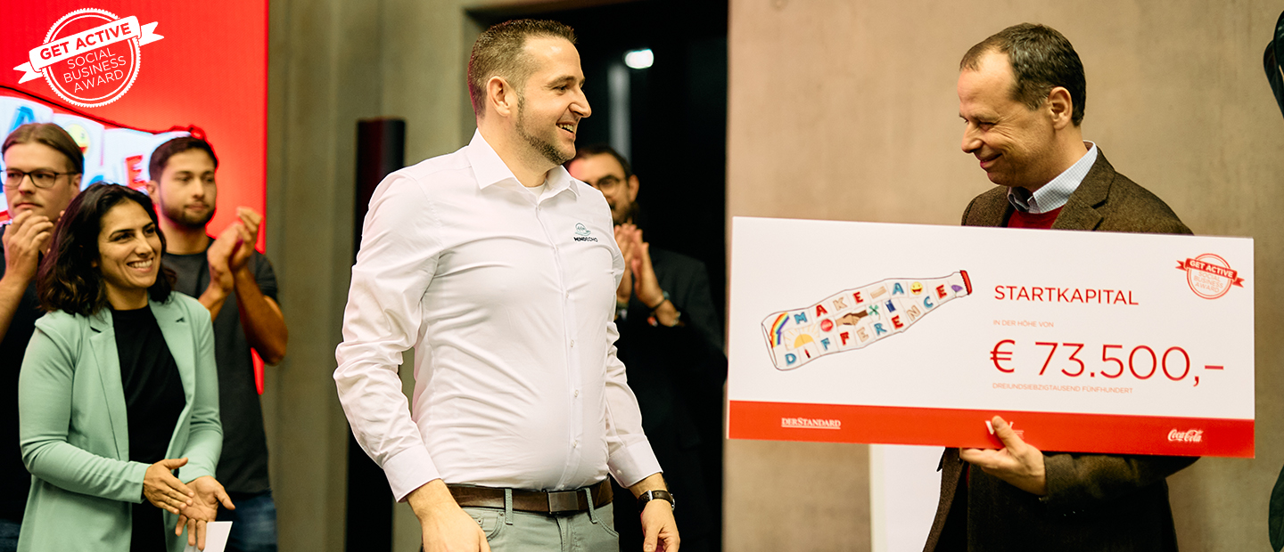 MindEcho gewinnt GASBA 2025, Philipp Bodzenta überreicht DI Benjamin Hindinger Scheck 