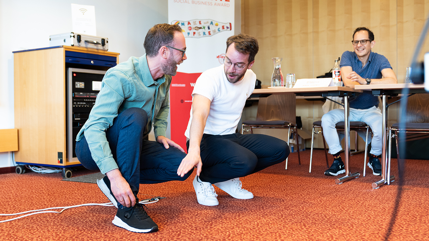 Andreas Onea beim Schnürsenkel binden