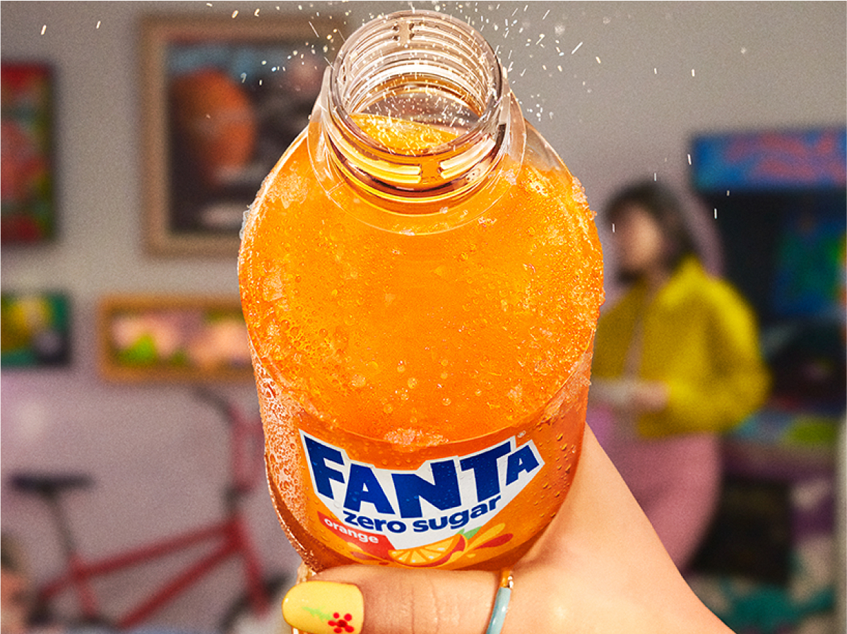 Osoba sa žuto lakiranimm noktima drži bocu Fante