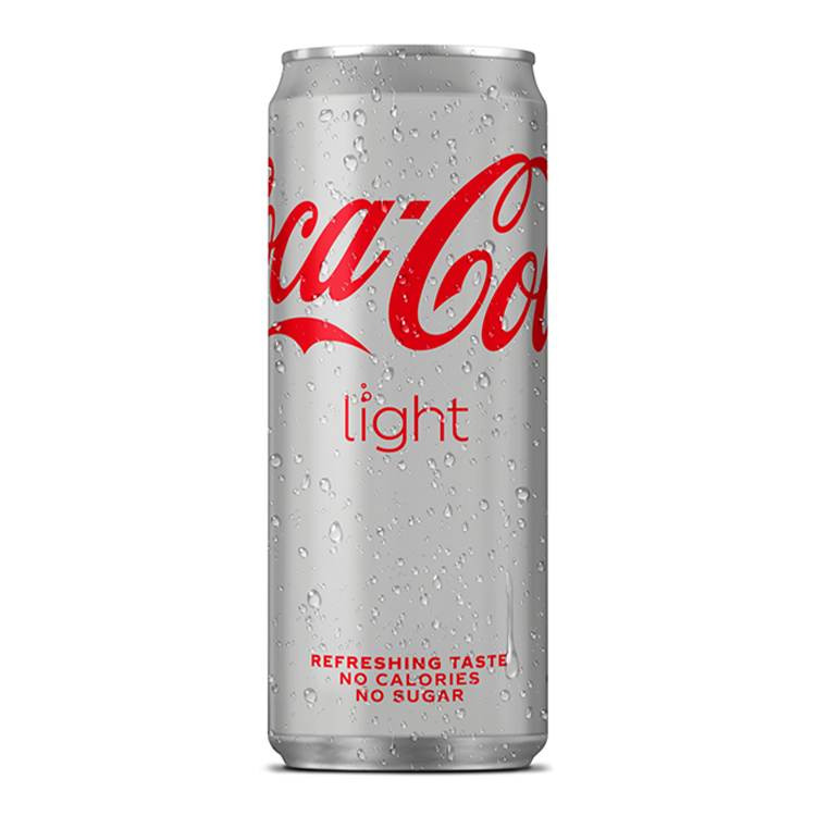 Image d’une canette argentée de Coca-Cola Light avec le logo « Coca-Cola » en rouge et le mot « light » en petit rouge dessous. La canette porte également la mention « Refreshing Taste, No Calories, No Sugar » en rouge près de la base, et est couverte de fines gouttelettes d’eau.
