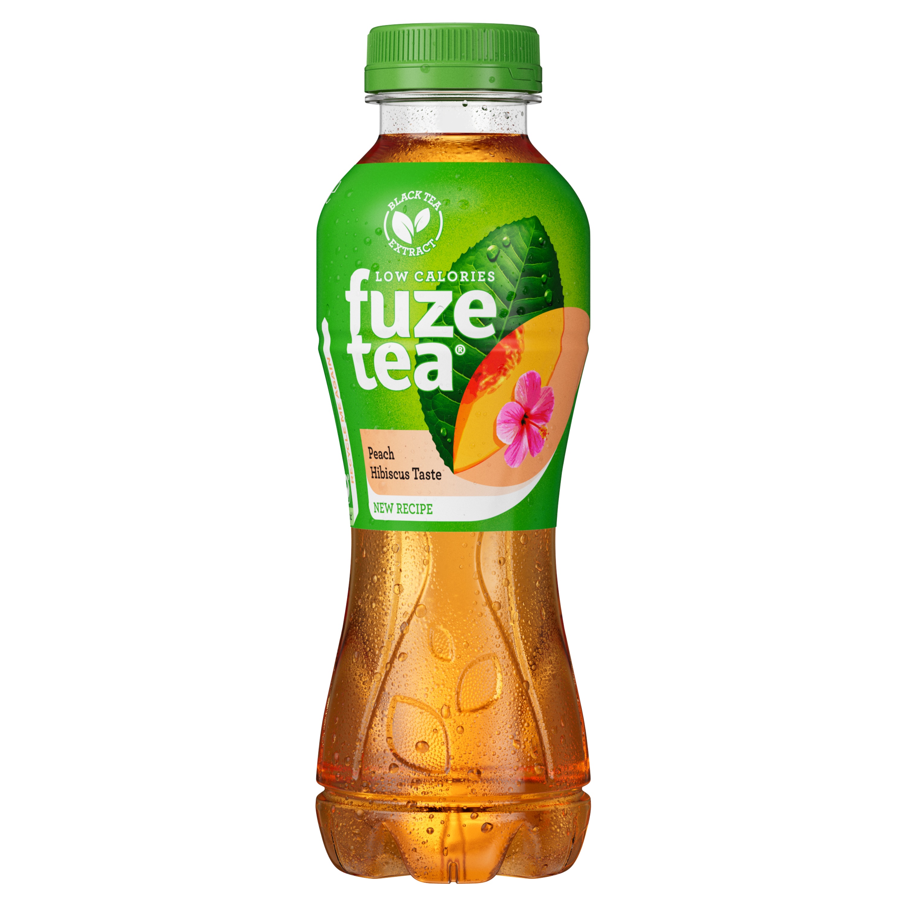 Bouteille Fuze Tea pêche-hibiscus, étiquette verte et orange avec feuilles, quartier de pêche et fleur rose, boisson orange translucide ornée de fines gouttelettes. Mention « Low Calories » et « New Recipe ».
