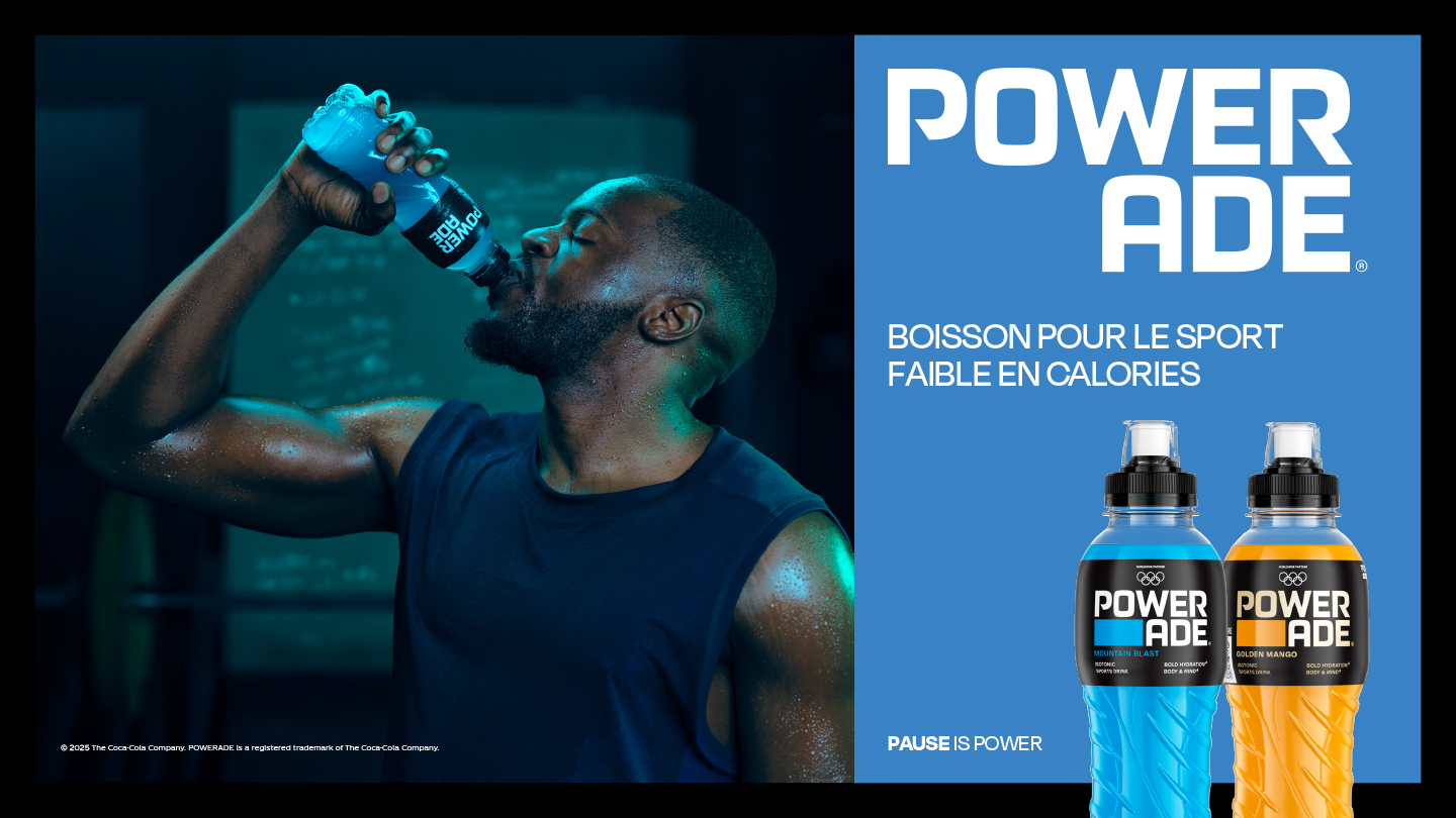 Un homme en tenue de sport boit dans une bouteille bleue de Powerade dans un environnement de fitness. À droite se trouve le texte : « Powerade – Boisson pour le sport faible en calories » accompagné d’images de deux bouteilles de Powerade aux saveurs Mountain Blast (bleu) et Golden Mango (jaune).