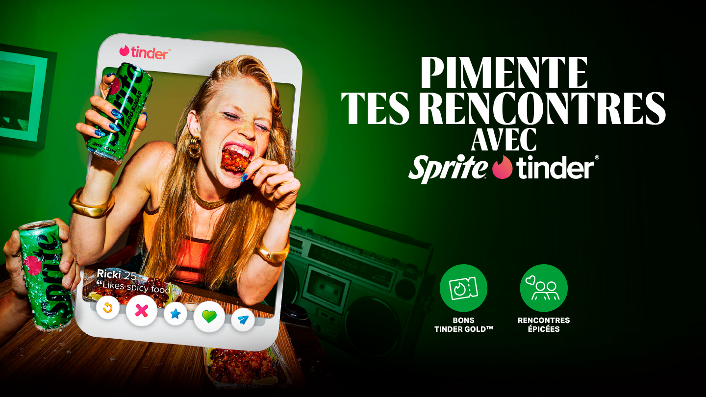 Image promotionnelle d’une collaboration entre Sprite et Tinder. Une personne est assise à une table et tient une canette verte de Sprite, présentée dans une interface de profil Tinder avec des icônes de balayage en bas et le texte « Ricki, 25 – Likes spicy food ». À droite, le slogan « Pimente tes rencontres avec Sprite × Tinder ». En bas, des pictogrammes indiquent des bons Tinder Gold et des « rencontres épicées », sur un fond vert avec un radiocassette.