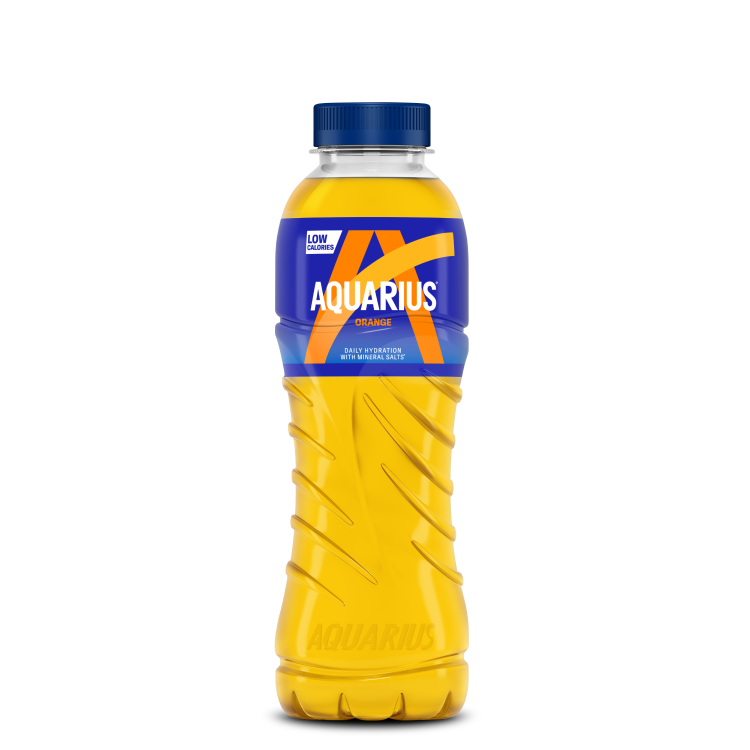 Bouteille orange de boisson Aquarius "Orange", avec bouchon bleu et étiquette bleue et orange indiquant "Low Calories".