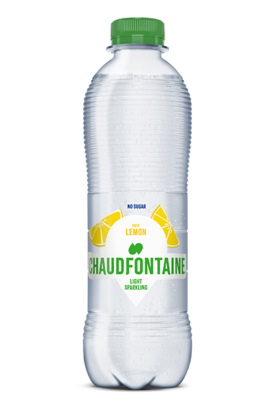 Bouteille en plastique transparente d’eau minérale légèrement pétillante Chaudfontaine goût citron, sans sucre, avec bouchon vert et étiquette illustrée de quartiers de citron jaune.