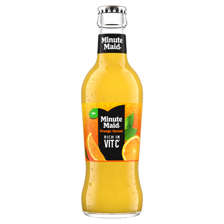 Une bouteille en verre transparent de Minute Maid Orange Nectar. La bouteille contient du jus d'orange et l'étiquette présente un design en forme de cœur noir avec les textes : "Minute Maid Orange Nectar" et "Rich in Vit C". L'étiquette affiche également des tranches d'orange et quelques feuilles vertes.