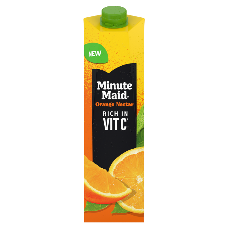 Un emballage en carton de Minute Maid Orange Nectar avec des couleurs jaune et orange. L'étiquette présente un design en forme de cœur noir avec le texte blanc "Minute Maid Orange Nectar" et "Rich in Vit C". Une capsule verte se trouve au sommet, accompagné d'images de tranches d'orange fraîches et de feuilles vertes sur l'emballage.