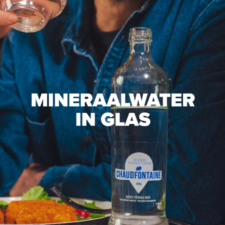 Een persoon drinkt een glas water in een restaurant, met een glazen fles Chaudfontaine op de tafel. Tekst op de afbeelding: « MINERAALWATER IN GLAS ».
