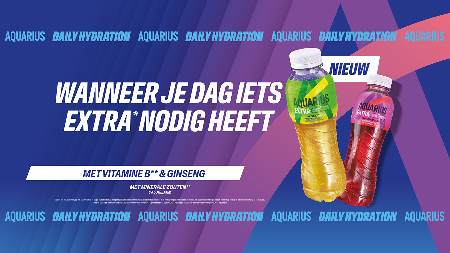 Promotionele Aquarius Extra‑banner met twee flessen (appel‑kiwi en granaatappel‑açaí) met de tekst « Wanneer je dag iets extra nodig heeft », met vitamine B, ginseng en minerale zouten, nieuw product.