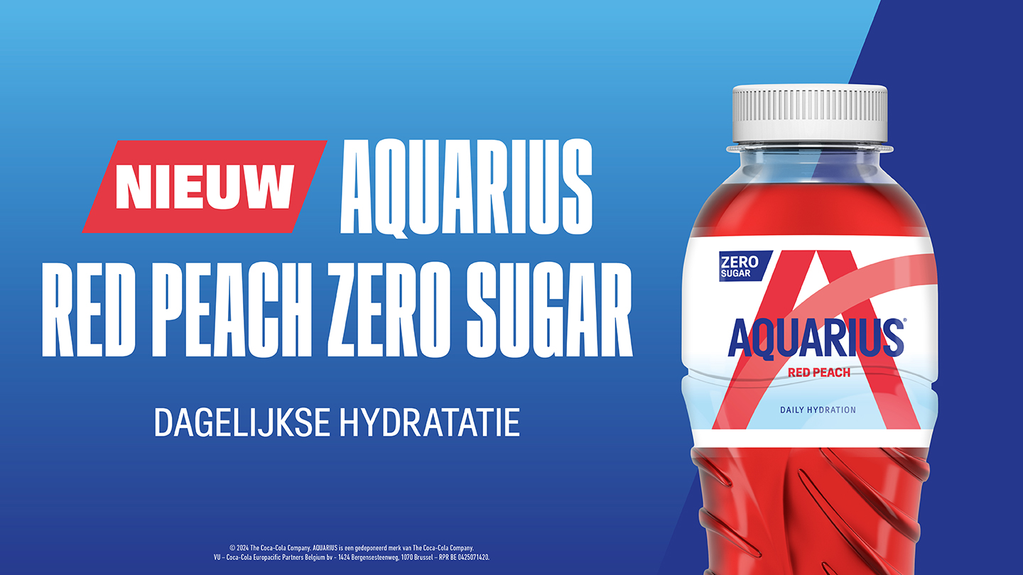 Banner op blauwe achtergrond met Nederlandse tekst "Nieuw Aquarius Red Peach Zero Sugar – Dagelijkse hydratatie", rechts een rode fles van Aquarius-drank met witte dop en wit-rood etiket "Zero Sugar".