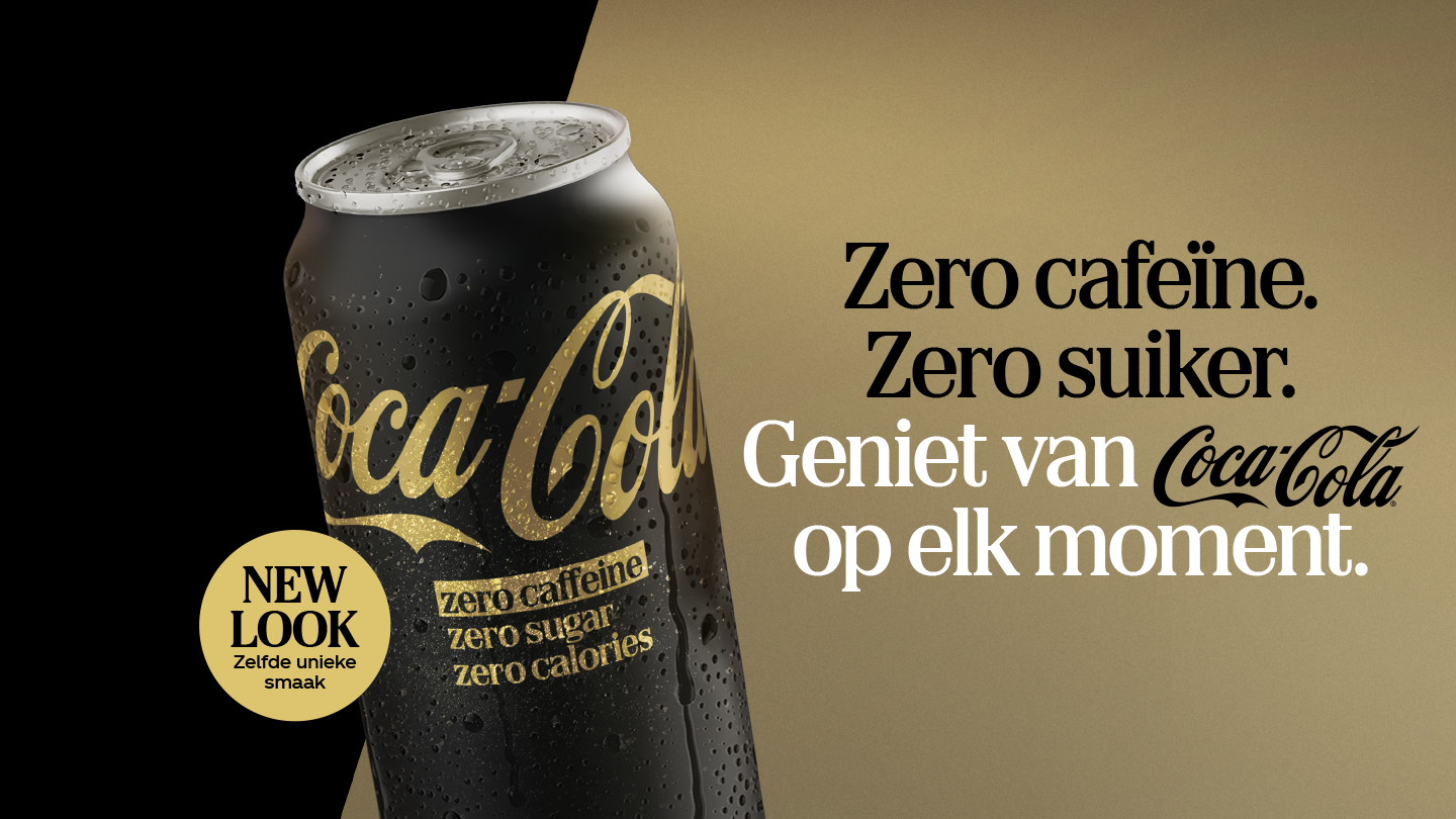 Zwart‑gouden Coca‑Cola‑blikje met dauwdruppels en de tekst “zero caffeine, zero sugar, zero calories”. Rechts staat de boodschap: “Zero cafeïne. Zero suiker. Geniet van Coca‑Cola op elk moment.” met een badge “New look, zelfde unieke smaak”.