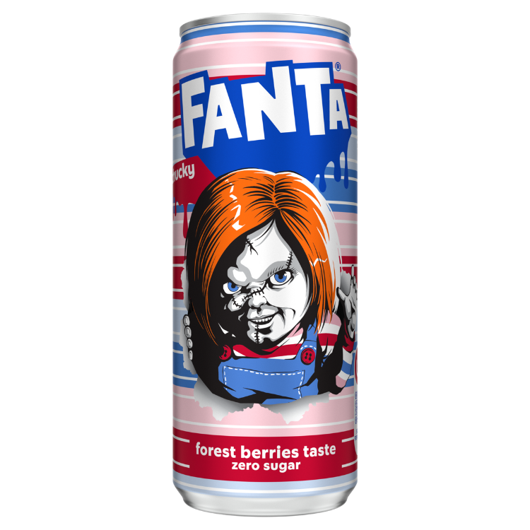 Canette Fanta goût baies forestières sans sucre (Forest Berries Taste Zero Sugar) au design rouge, blanc et bleu, illustrée avec Chucky, la célèbre poupée tueuse de la saga Child’s Play.