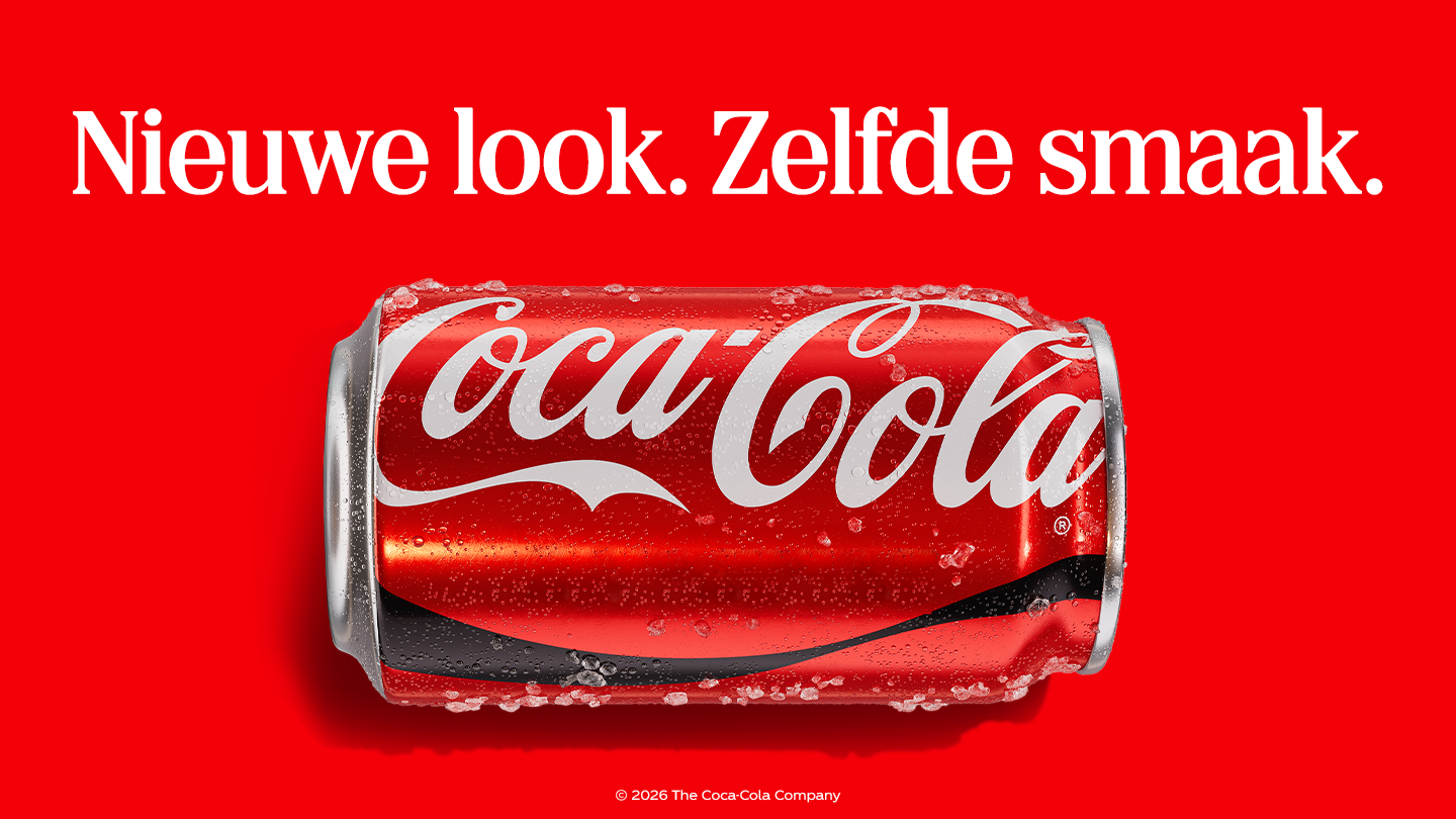 Rode Coca-Cola advertentie met de tekst “Nieuwe look. Zelfde smaak.” en een liggend Coca-Cola blikje in het midden op een rode achtergrond.