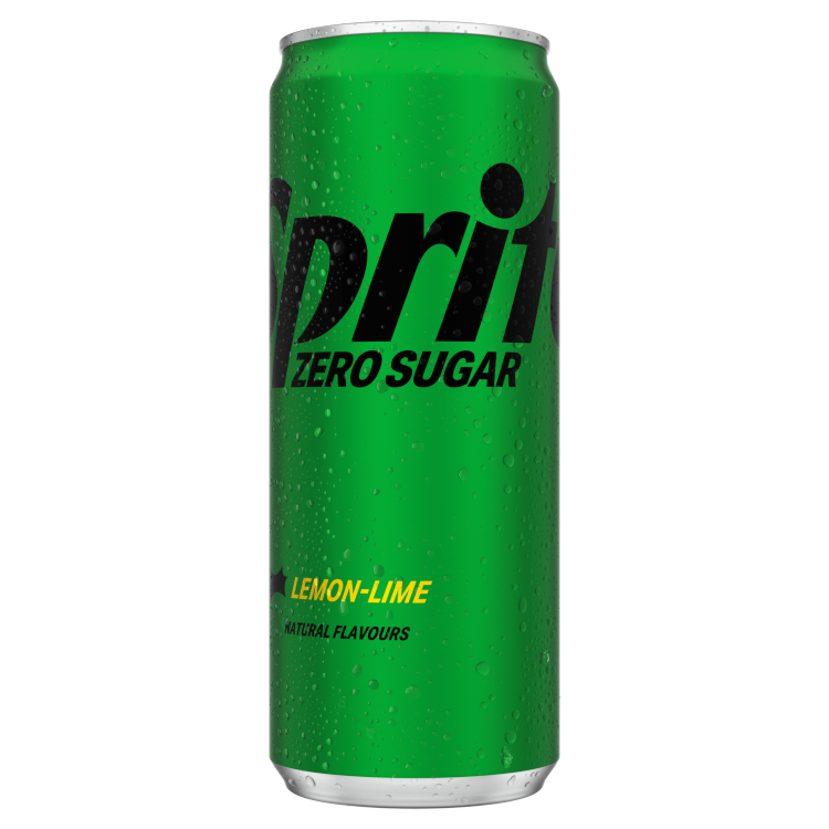 Groen blikje Sprite « Zero Sugar Lemon-Lime » met zwarte tekst “Sprite ZERO SUGAR”, en onderaan gele tekst “LEMON-LIME NATURAL FLAVOURS”. Kleine waterdruppels over het hele oppervlak.