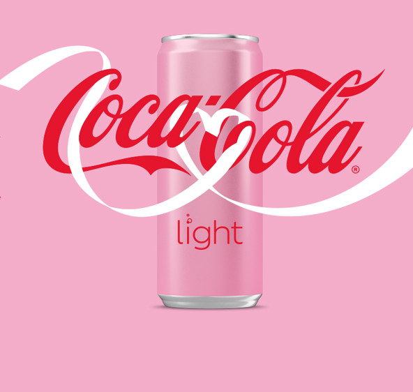Une canette fine rose de Coca-Cola Light sur un fond rose clair, avec le logo rouge Coca-Cola affiché en grand au centre et une ligne blanche ondulée à l’arrière-plan.