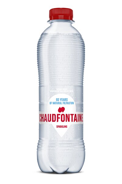 Doorzichtige plastic fles Chaudfontaine natuurlijk bruisend mineraalwater, met rode dop en etiket met de tekst « 60 years of natural filtration – Sparkling ».