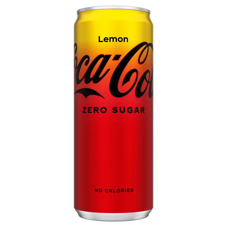Afbeelding van een tweekleurig Coca-Cola-blik met geel bovenaan en rood onderaan. Het zwarte logo “Coca-Cola” staat erop, met bovenaan de tekst “Lemon”, in het midden “Zero Sugar” en onderaan de woorden “No Calories”.