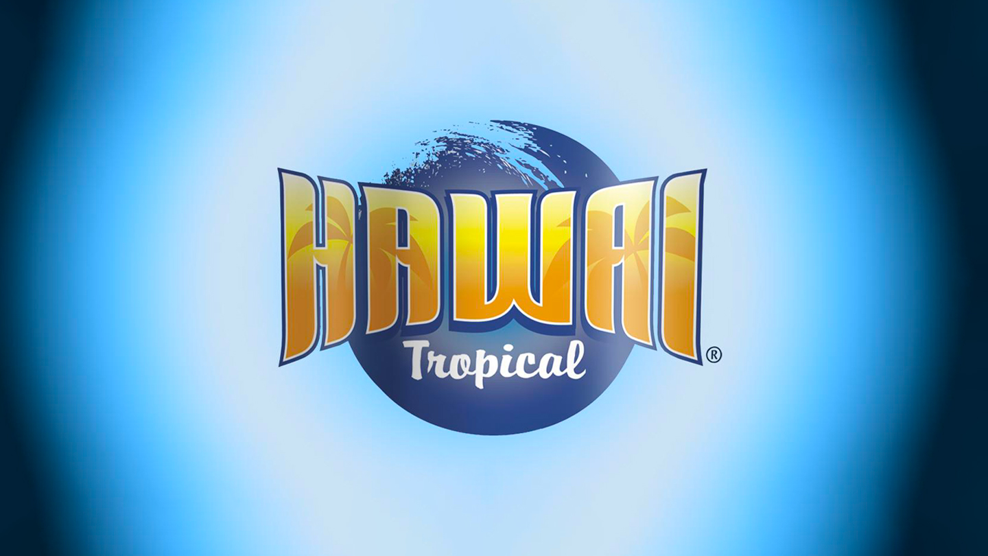 Logo “HAWAI Tropical” in gouden letters met oranje glans, op een blauw verloop-achtergrond met een donkerblauwe cirkel en een golfillustratie.