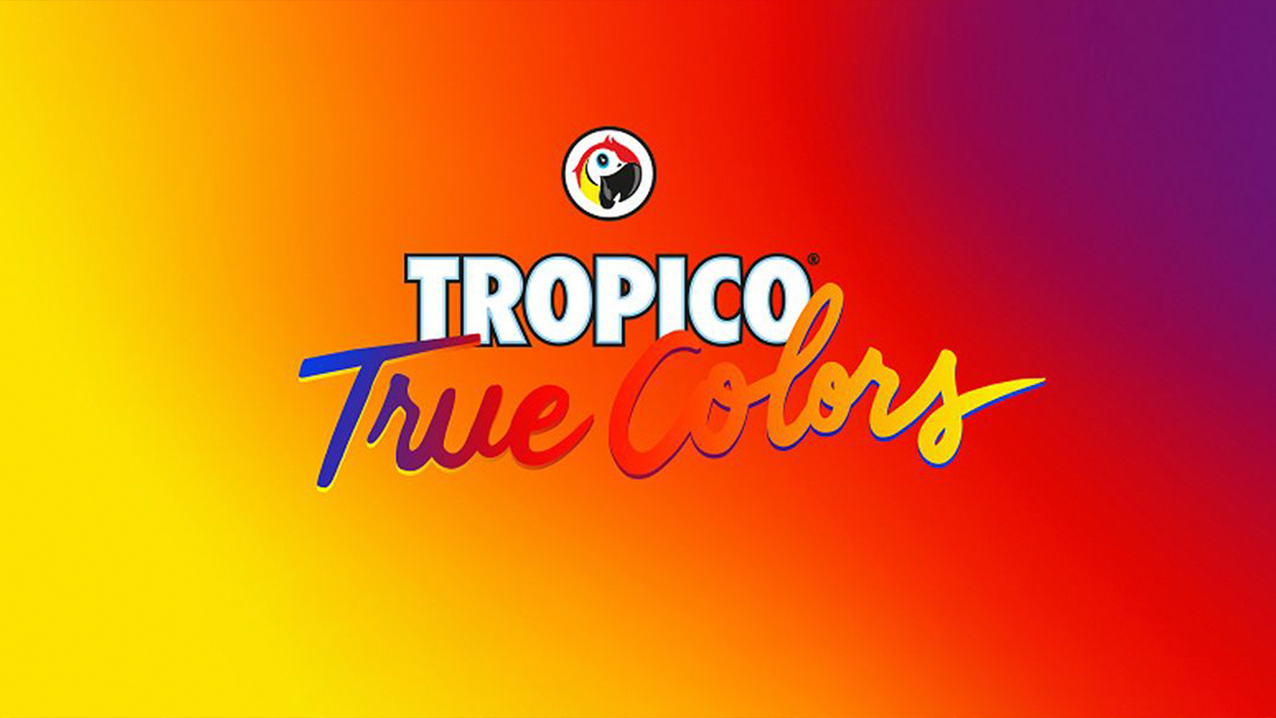 Heldere kleurovergang van geel naar rood en paars, met bovenaan een papegaaienlogo en de tekst “TROPICO True Colors” in witte blokletters en kleurrijke, handgeschreven stijl.