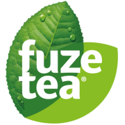 Logo met een groot groen blad met enkele waterdruppels, en de naam "fuze tea" in witte letters erop.