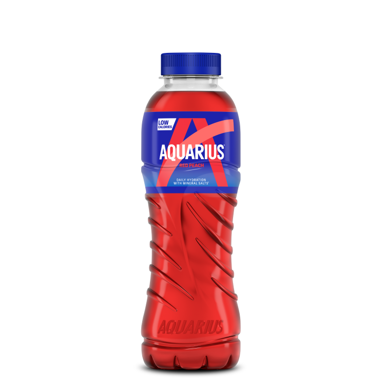 Rode fles van Aquarius-drank "Red Peach" met blauwe dop en blauw-rood etiket "Low Calories".