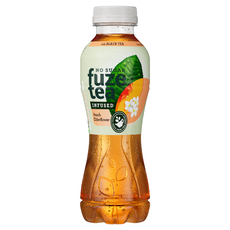 Fles Fuze Tea zonder suiker, zwarte thee, perzik-vlierbloesem smaak. Witte etikettering met afbeelding van perzikpart, witte vlierbloesembloem en groene blad. Lichtoranje drank.