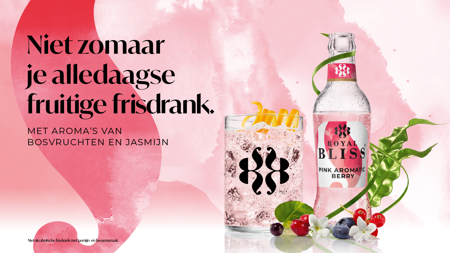 Roze aquarel-achtergrond met zwarte tekst in grote letters: “Niet zomaar je alledaagse fruitige frisdrank.” en kleiner: “Met aroma’s van bosvruchten en jasmijn”. Rechts een doorzichtige fles “Royal Bliss – Pink Aromatic Berry” met lichtroze drank, en een glas gevuld met bruisende roze frisdrank, ijsklontjes, sinaasappelschil en belletjes. Rondom glas en fles liggen groene bladeren, rode bessen, bosbessen en witte bloemen.