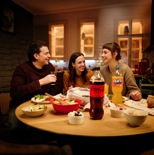 Заедно с любими хора на маса с Coca-Cola и Fanta.