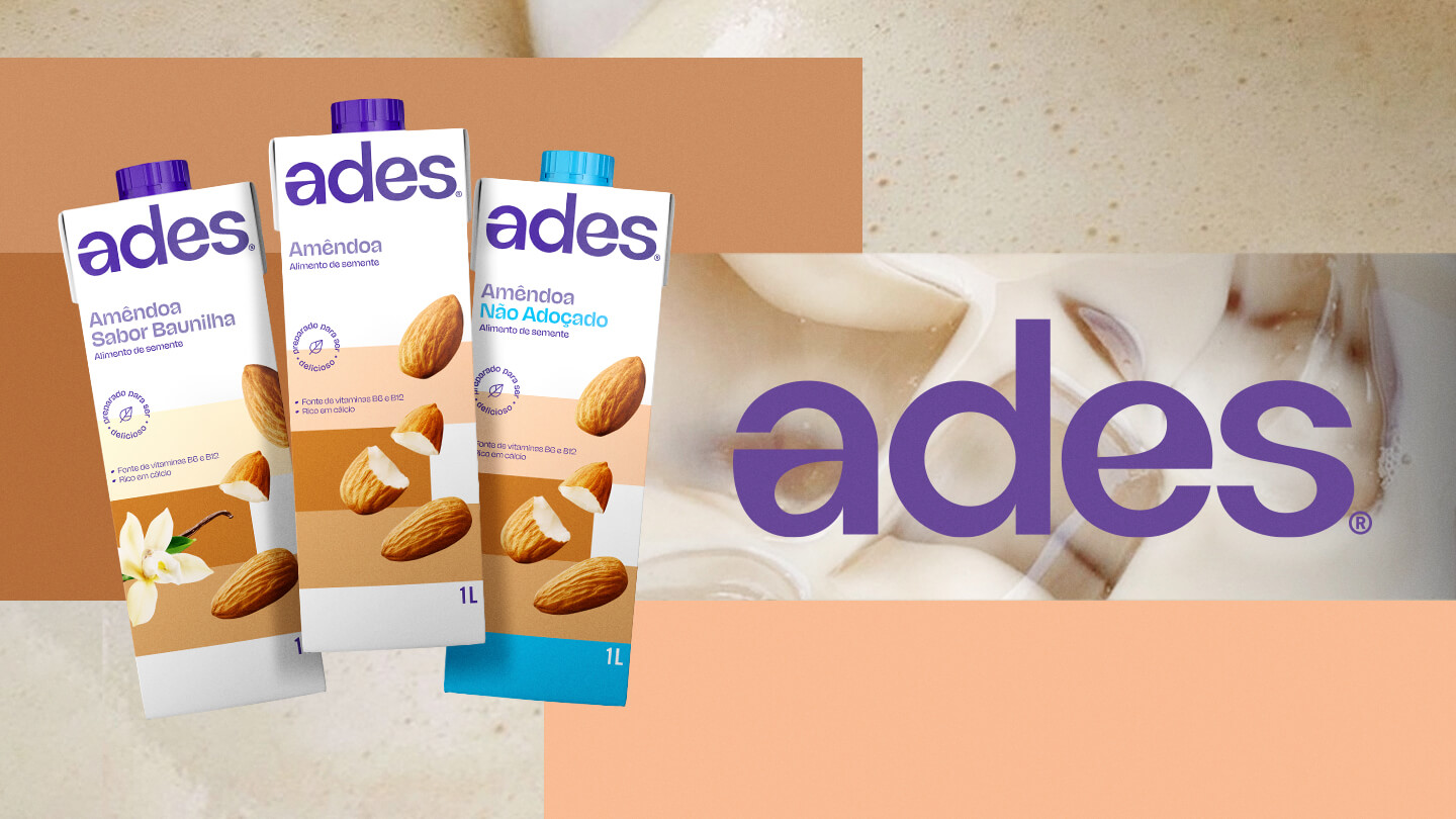 Garrafa de litro com sabor de amêndoa da Ades, com fundo de amêndoa e logotipo da Ades.