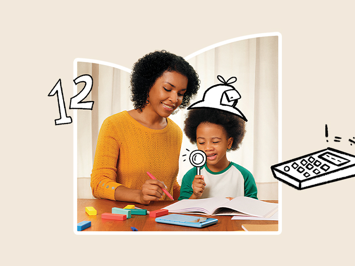 Mulher segurando lápis com criança ao lado, rabiscos de chapéu de detetive e calculadora em desenho