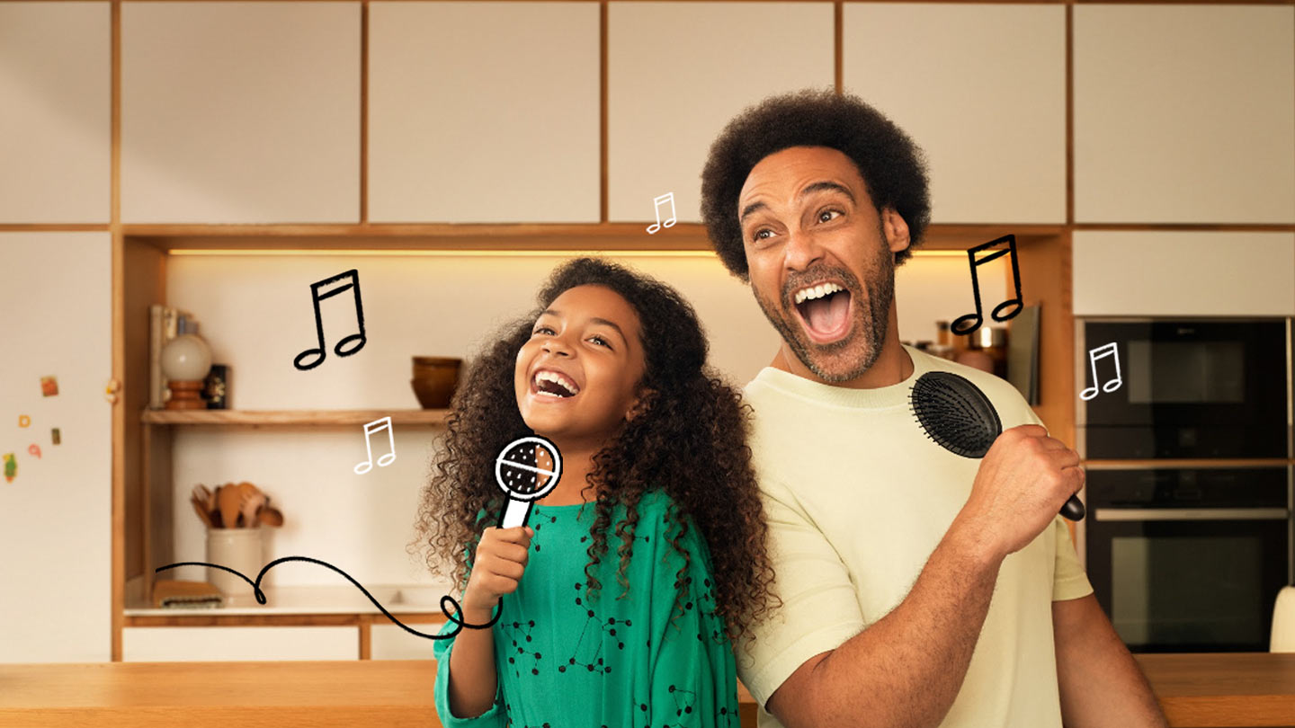 Homem e menina cantando com escovas de cabelo como microfones, rabiscos de notas musicais ao redor