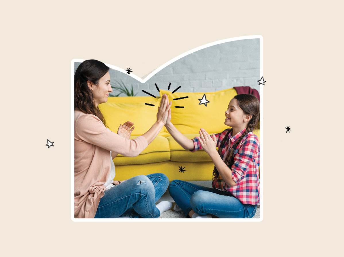 Mulher e menina brincando de bater palmas, estrelas e brilhos de desenho animado ao redor