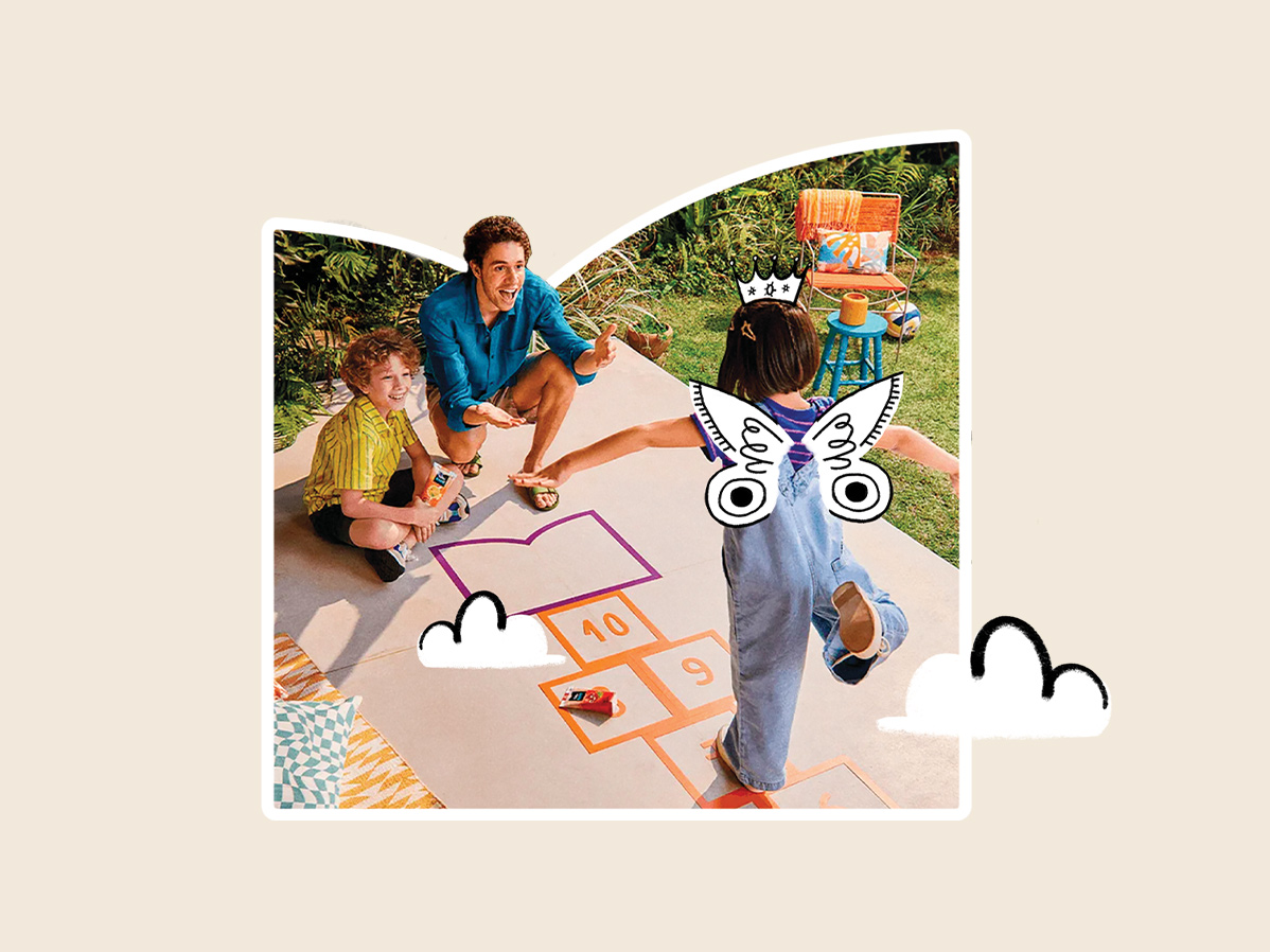 Adulto e crianças brincando de amarelinha ao ar livre, criança com asas e coroa de desenho animado.