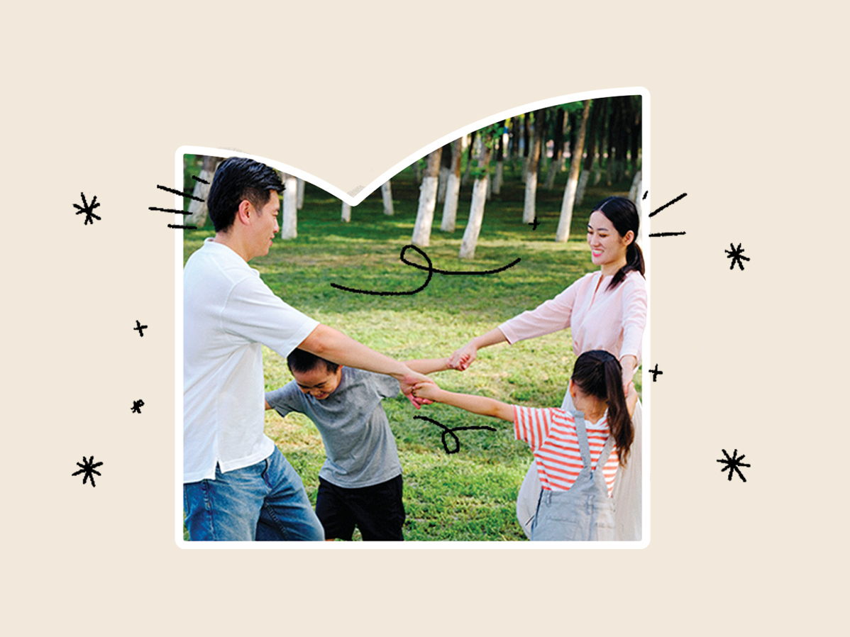 Família brincando juntos ao ar livre, de mãos dadas em círculo.