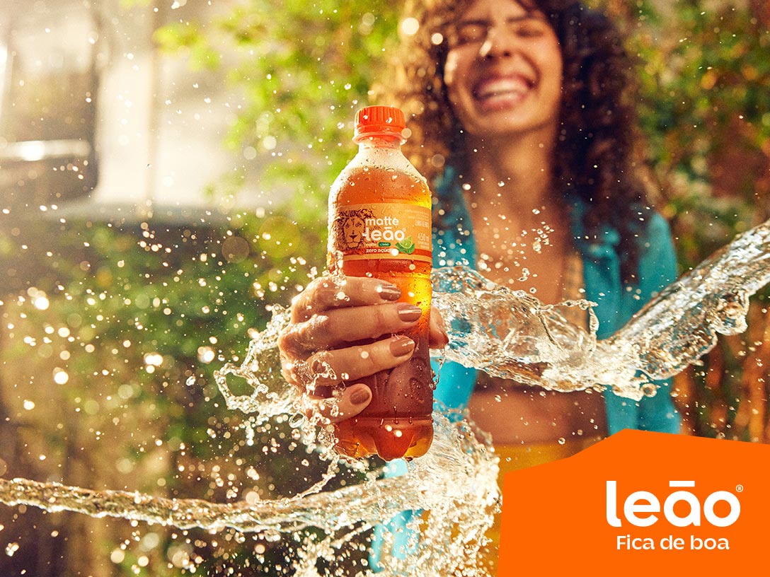 uma mulher rindo enquanto segura um Chas Leão