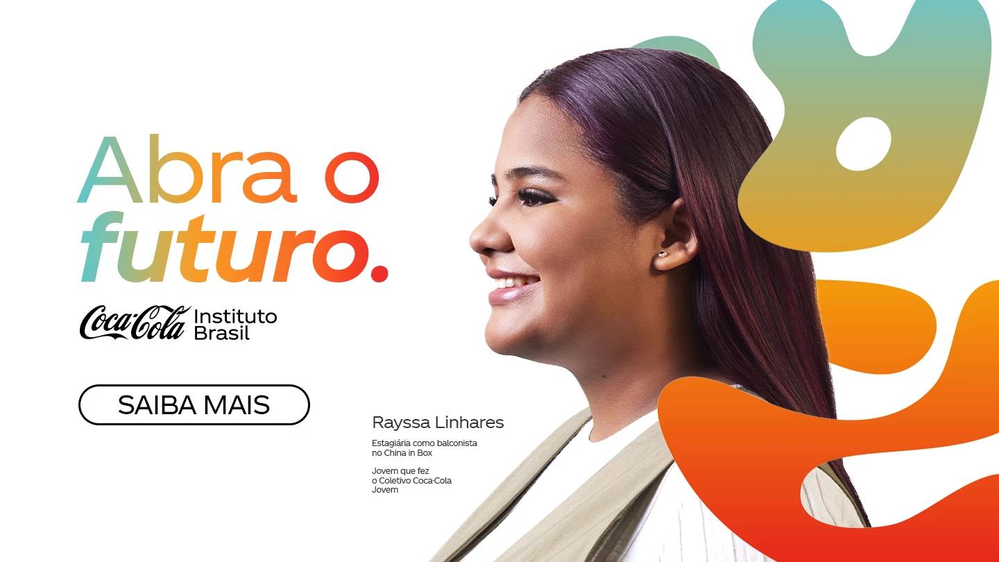 Grupo de jovens vestindo camisetas de cores diferentes posando e sorrindo.