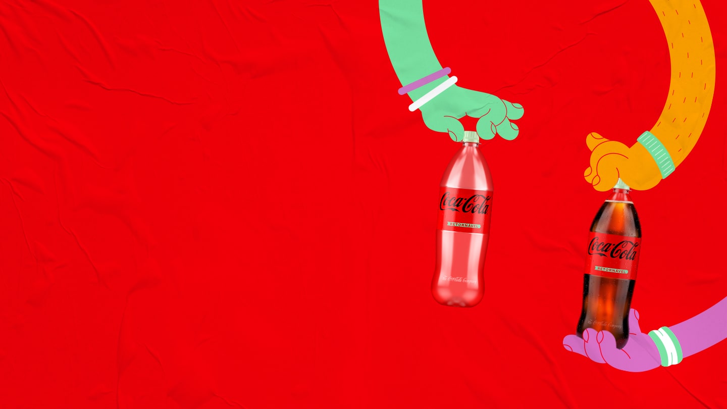 Duas mãos coloridas seguram garrafas de Coca-Cola em um fundo vermelho.