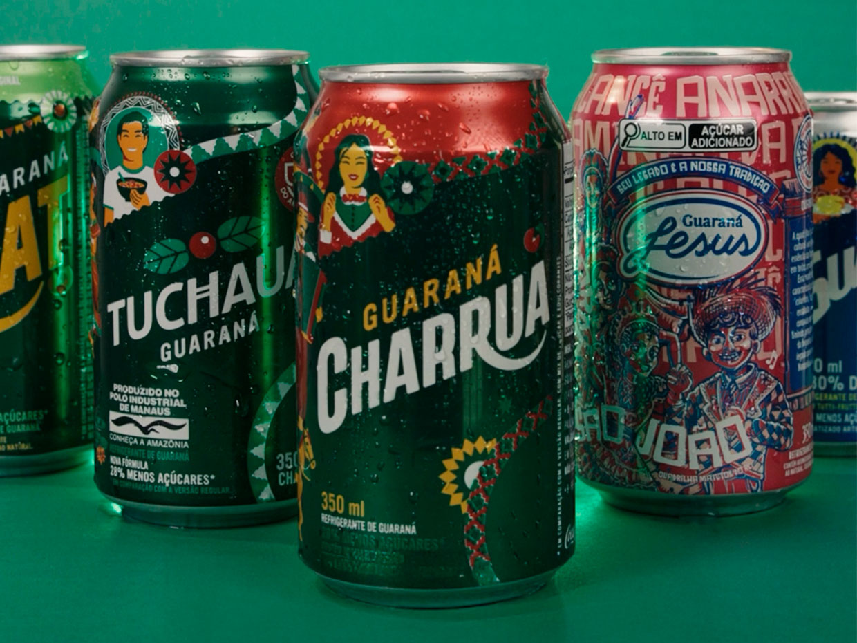 Latas de guaraná de diferentes sabores dispostas lado a lado